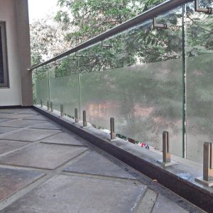 stainless-steel-solid-bracket-with-glass-railing-system